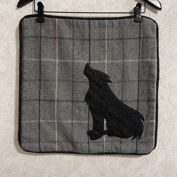 Wool wolf pillow cover with zipper. - Picture 4 of 4